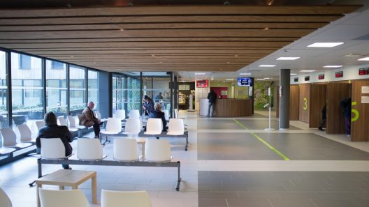 Clinique Bordeaux-Nord un homme exhibe son sexe et frappe un agent de sécurité