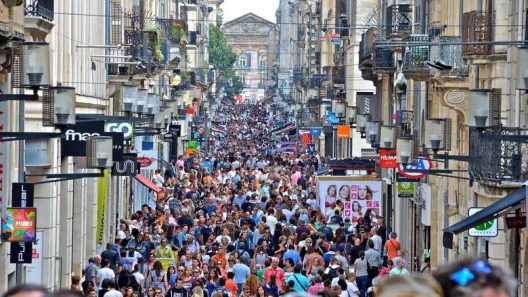Ville apaisée cyclistes pied à terre rues Sainte-Catherine et Porte Dijeaux