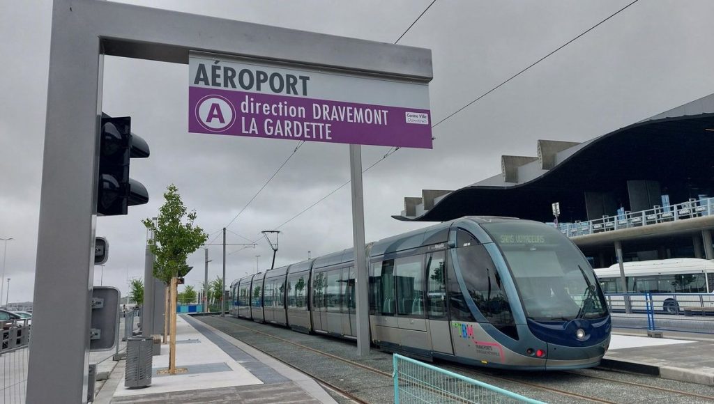 Comment aller au centre-ville de Bordeaux depuis l'aéroport Mérignac
Transport depuis l'aéroport de Bordeaux jusqu'au centre-ville en tramway
Bus direct de l'aéroport de Bordeaux à la gare Saint-Jean
Prix des transports entre l'aéroport de Bordeaux et le centre-ville