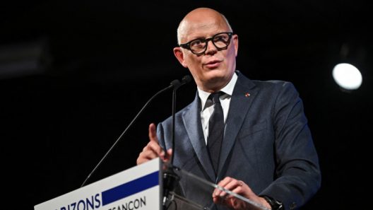 Édouard Philippe, campagne présidentielle, 2027 Stratégie politique, Horizons, Édouard Philippe Rencontre politique, Bordeaux, 2025, Horizons Édouard Philippe, rassemblement, bloc central Élections présidentielles, France, 2027, vision, Édouard Philippe Discours, Édouard Philippe, Bordeaux, janvier, 2025 Transition écologique, politique française, Horizons Réindustrialisation, programme, Édouard Philippe Ambitions présidentielles, Édouard Philippe, 2027 Union des forces modérées, France, Édouard Philippe Horizons, parti politique, vision, 2027 Modernité, tradition, Bordeaux, politique française République française, défis, XXIᵉ siècle, Horizons Stratégie long terme, Édouard Philippe, élections Renouveau politique français, Édouard Philippe, Horizons