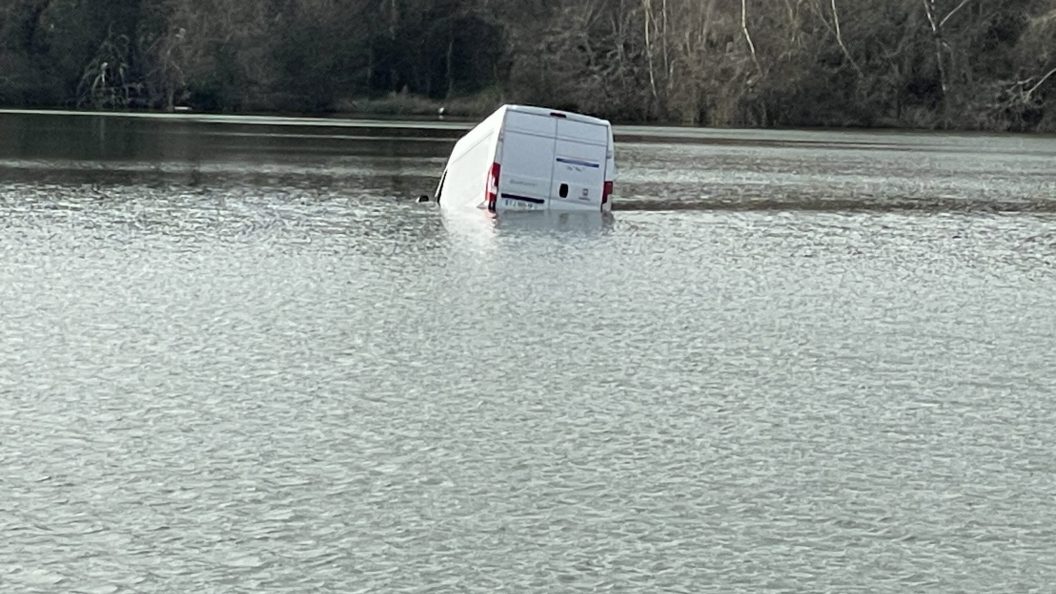 camion dans lac Parempuyre