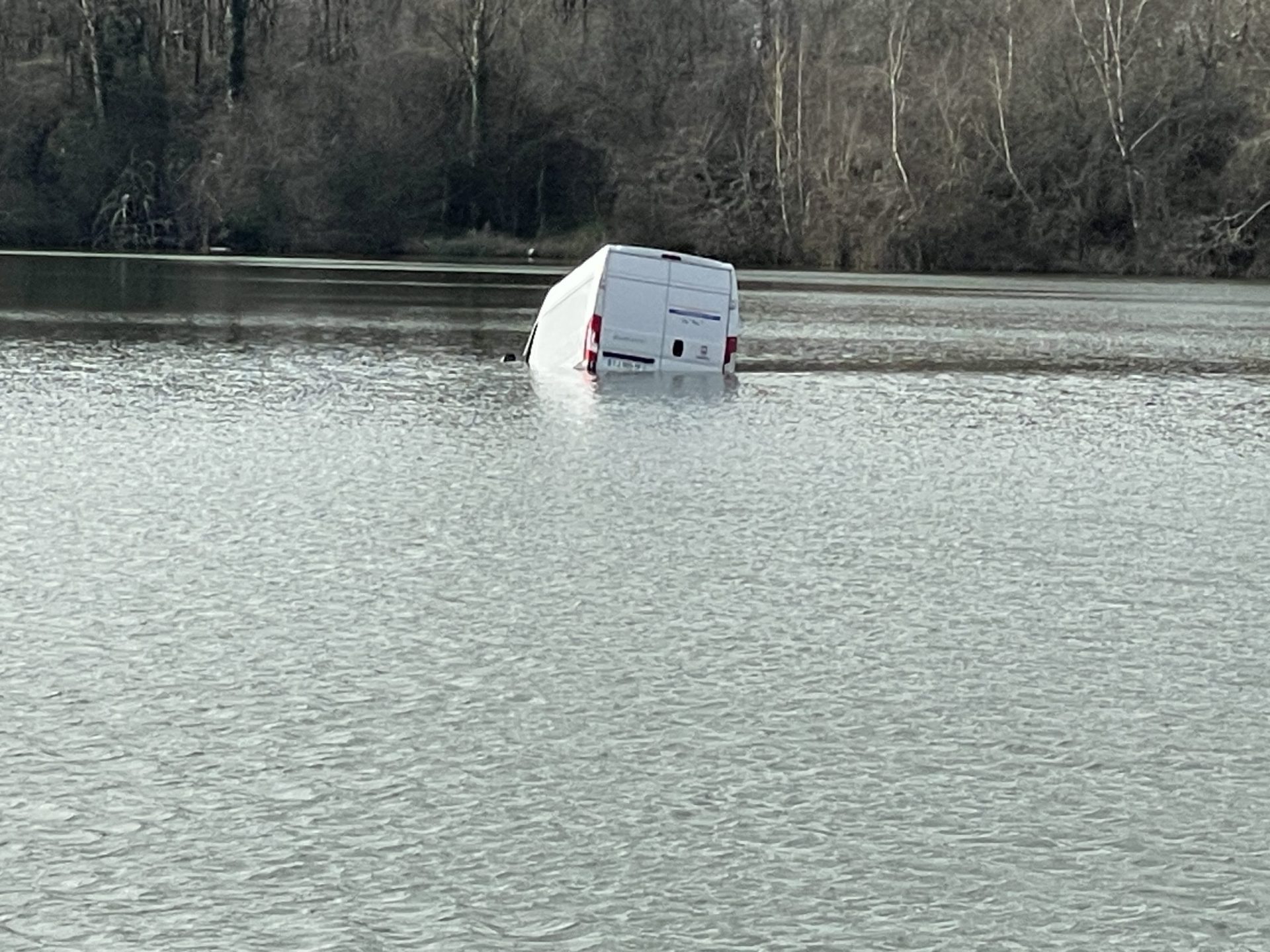 camion dans lac Parempuyre