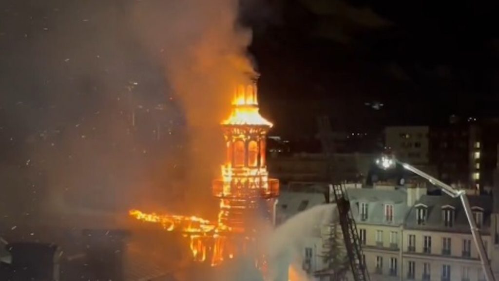 Incendie mairie 12e arrondissement Paris 2025, Dégâts incendie bâtiment historique Paris, Causes incendie mairie Paris janvier 2025, Intervention pompiers mairie Paris en feu, Reconstruction mairie 12e arrondissement Paris, Impact incendie mairie sur habitants du 12e, Enquête incendie mairie historique Paris, Services publics mairie 12e après incendie, Solidarité habitants après incendie Paris, Patrimoine architectural mairie 12e Paris