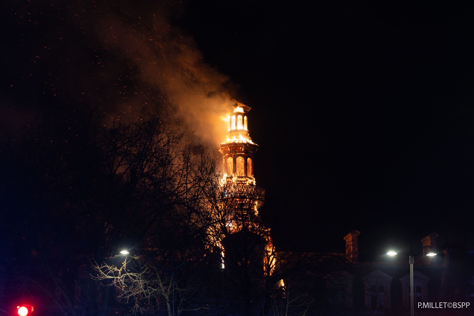 Incendie mairie 12e arrondissement Paris 2025, Dégâts incendie bâtiment historique Paris, Causes incendie mairie Paris janvier 2025, Intervention pompiers mairie Paris en feu, Reconstruction mairie 12e arrondissement Paris, Impact incendie mairie sur habitants du 12e, Enquête incendie mairie historique Paris, Services publics mairie 12e après incendie, Solidarité habitants après incendie Paris, Patrimoine architectural mairie 12e Paris.