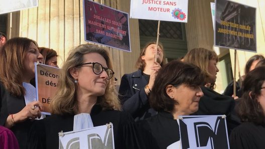grève directeurs de greffe, justice en crise, revalorisation salariale justice, tribunal judiciaire Bordeaux, mobilisation greffe judiciaire, revendications DSGJ, grille indiciaire justice, directeurs de greffe salaire, protestation ministère de la Justice, grève judiciaire 2025