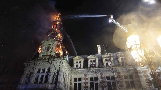 Incendie mairie 12e arrondissement Paris 2025, Dégâts incendie bâtiment historique Paris, Causes incendie mairie Paris janvier 2025, Intervention pompiers mairie Paris en feu, Reconstruction mairie 12e arrondissement Paris, Impact incendie mairie sur habitants du 12e, Enquête incendie mairie historique Paris, Services publics mairie 12e après incendie, Solidarité habitants après incendie Paris, Patrimoine architectural mairie 12e Paris.