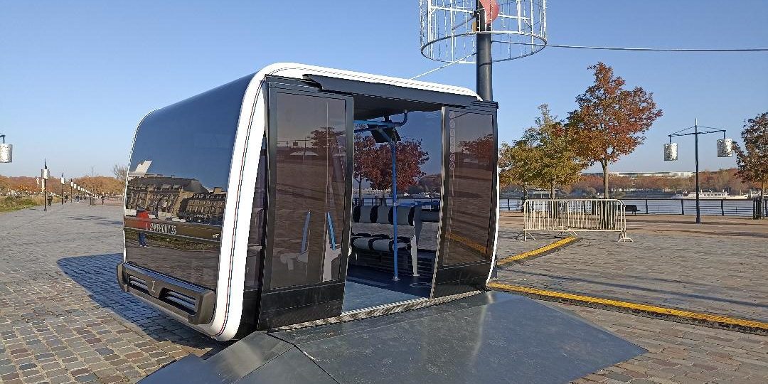 Télécabine Bordeaux, Projet télécabine Garonne, Mobilité urbaine Bordeaux, Traversée Garonne, Transport durable Bordeaux, Bordeaux Métropole télécabine, Télécabine rive droite, Débat télécabine Bordeaux, Impact UNESCO Bordeaux, Modernisation transports Bordeaux,