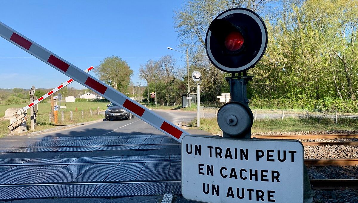 Incident ferroviaire sur la ligne Bordeaux-Lesparre : un passage à niveau bloqué, circulation perturbée sur la D1215