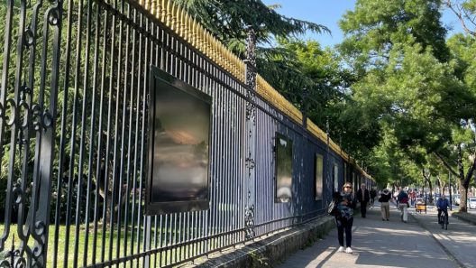 Bordeaux expose ses transformations urbaines sur les grilles du Jardin public