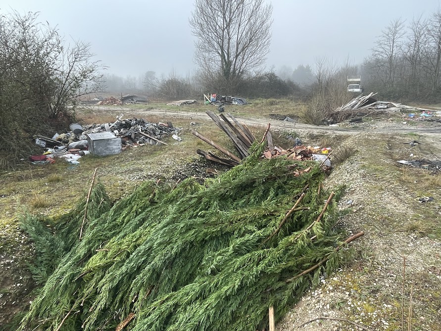 En haut à droite de la photo, un individu a été surpris en flagrant délit de dépôt sauvage avec son camion blanc