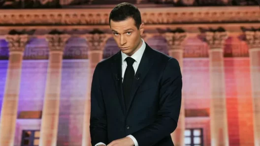 Bordeaux : une trentaine de militants ciblent la permanence du RN en plein jour, une semaine avant la venue de Bardella