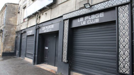 Bordeaux : un client sauvagement agressé devant la discothèque La Plage, l’inaction des vigiles en question