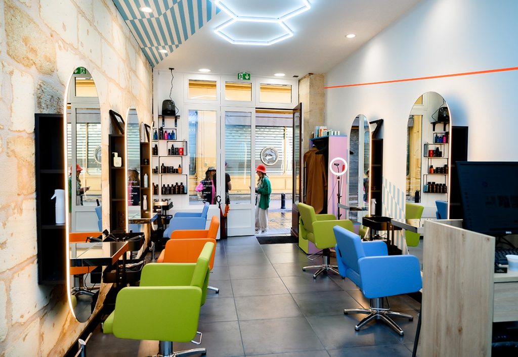 Bordeaux : avec Ornella Tarondeau l’ancien bar Le Chalet devient un salon de coiffure, sans renier son histoire