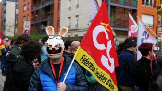 Bordeaux : les travailleurs du jeu vidéo en grève devant Ubisoft