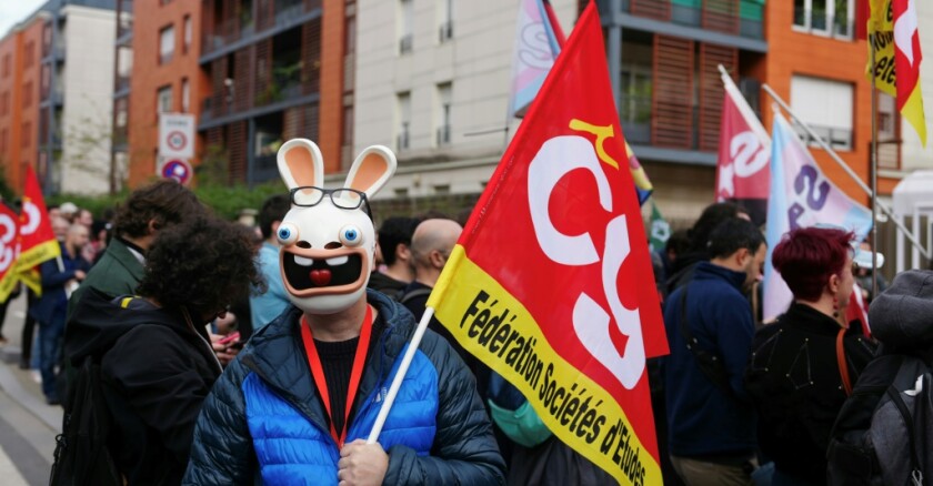 Bordeaux : les travailleurs du jeu vidéo en grève devant Ubisoft