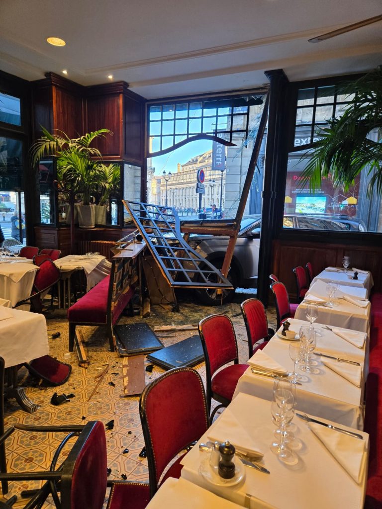 Bordeaux : une voiture s'encastre dans la brasserie Le Noailles, le drame évité de justesse