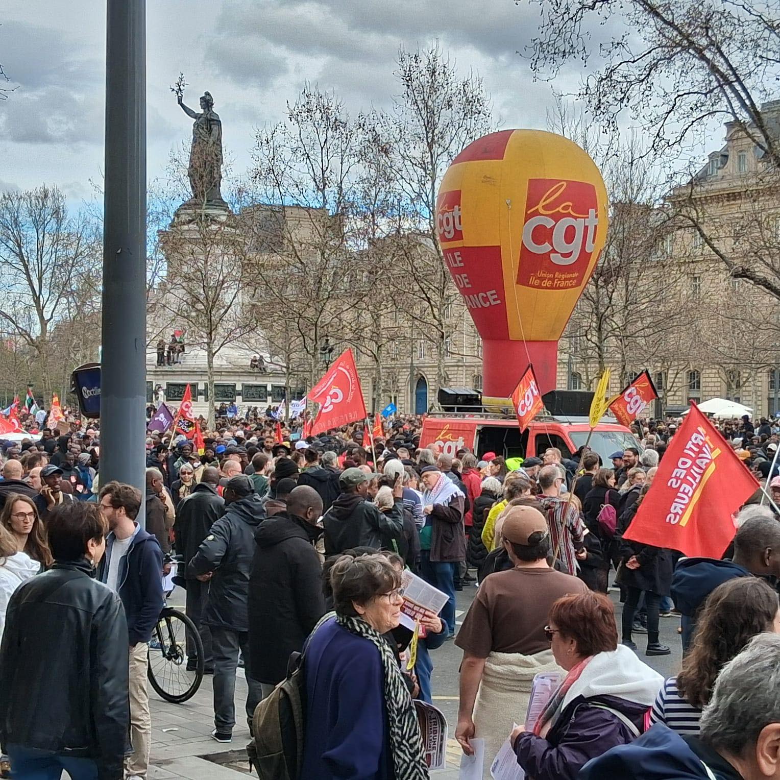 Des milliers de personnes dans les rues pour dénoncer le racisme et la montée des idées d’extrême droite