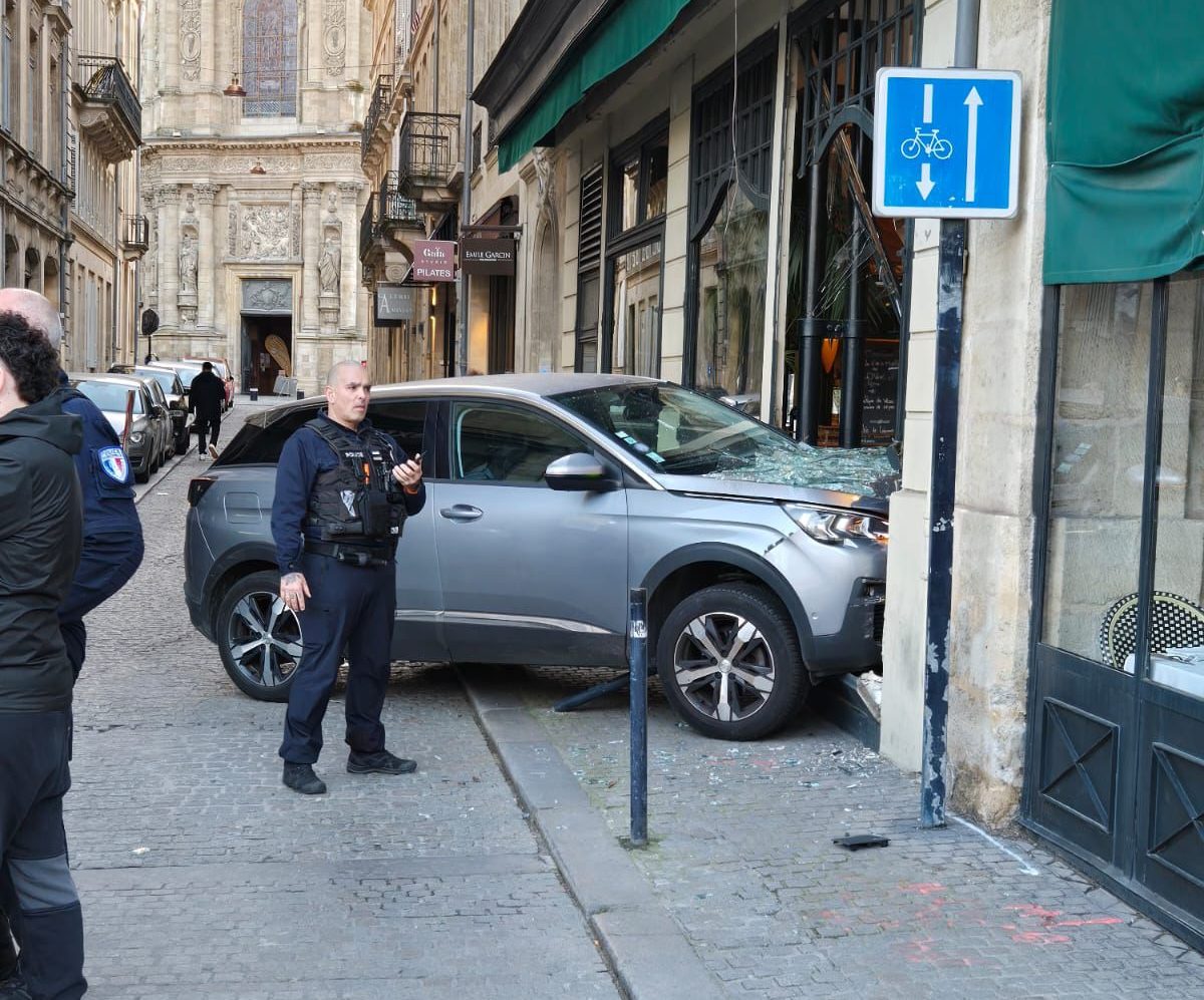 Bordeaux : une voiture s'encastre dans la brasserie Le Noailles, le drame évité de justesse