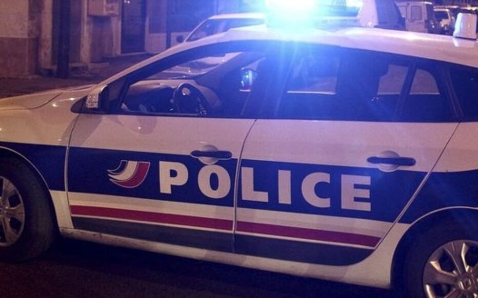 Floirac : façon Negan dans la série TWD, il attaque les policiers avec une batte de baseball bardée de barbelés