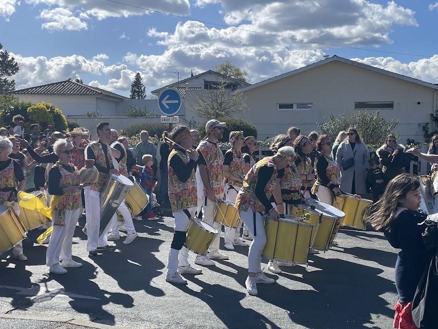Tambours, couleurs et sourires : le carnaval de Parempuyre enchante petits et grands