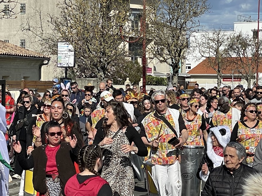 Tambours, couleurs et sourires : le carnaval de Parempuyre enchante petits et grands
