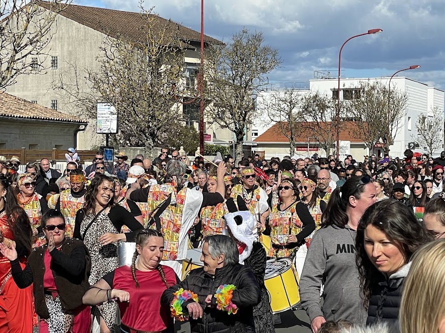 Tambours, couleurs et sourires : le carnaval de Parempuyre enchante petits et grands