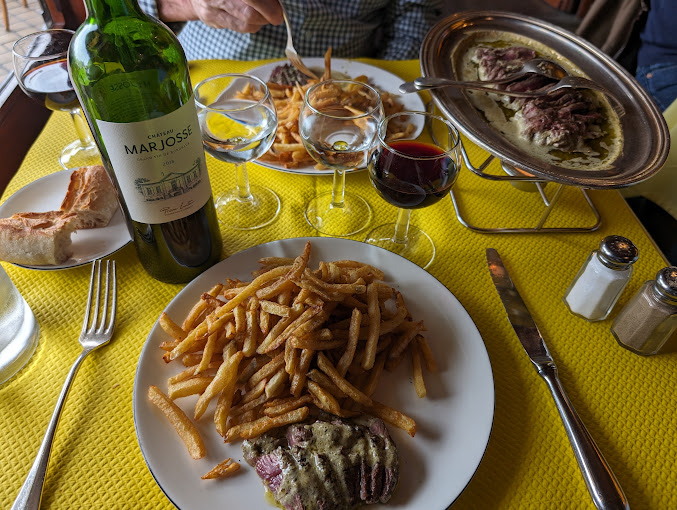 L’Entrecôte : pourquoi ce restaurant fait-il toujours salle comble ?