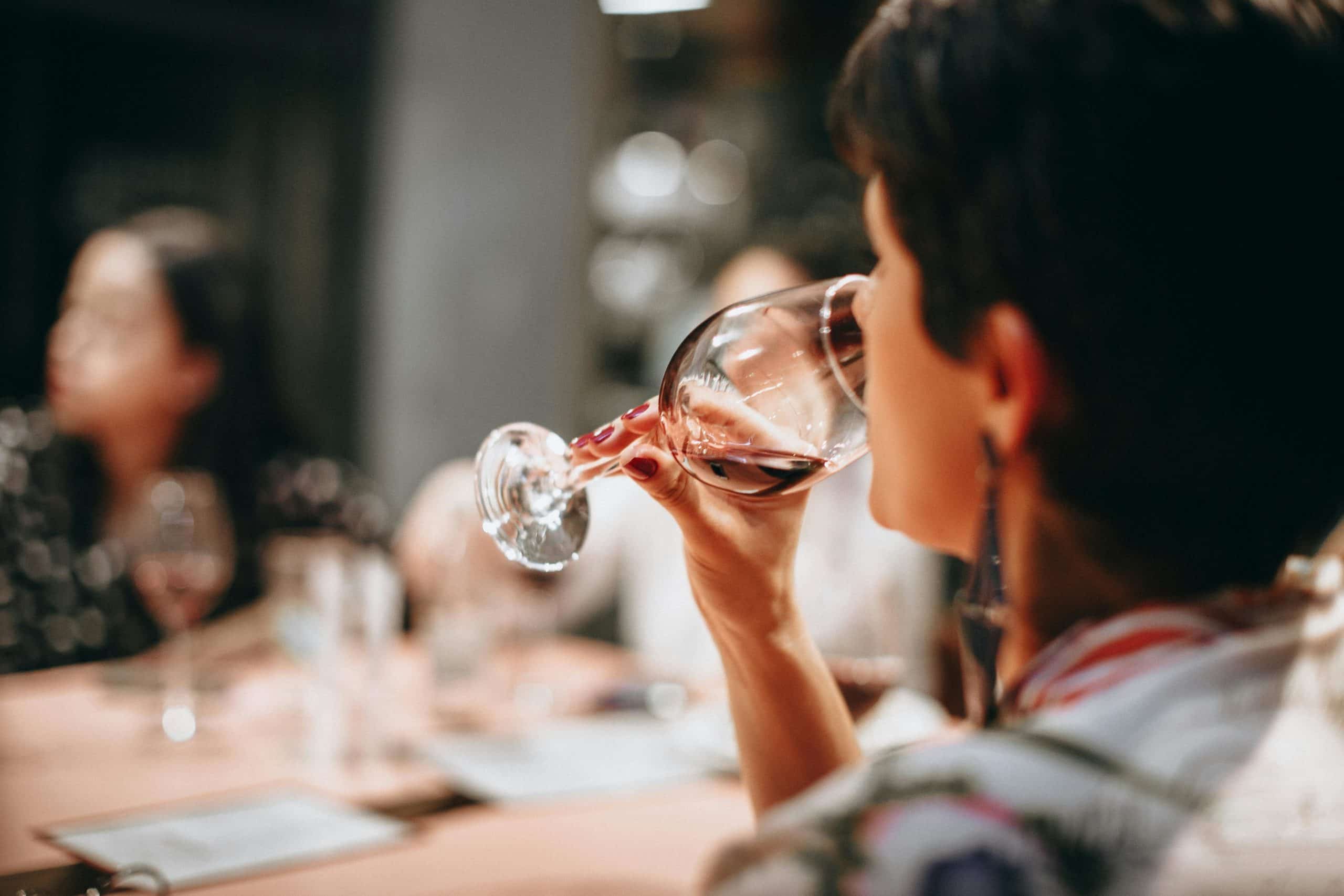Bordeaux lève son verre au local : une grande opération pour démocratiser les vins au verre dans les établissements de la ville