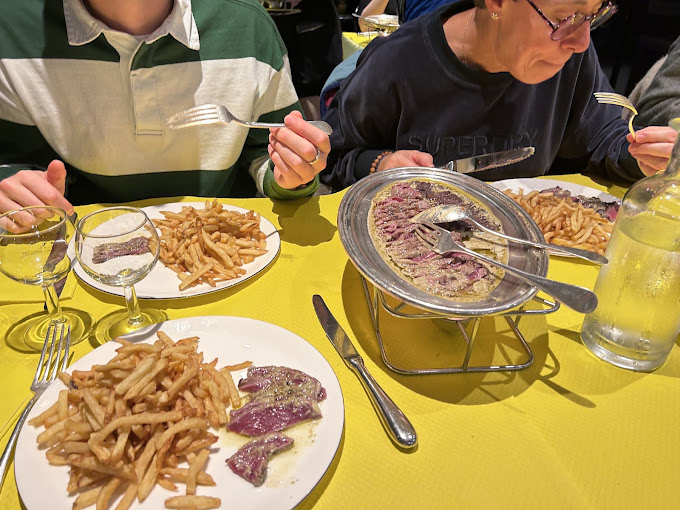 L’Entrecôte : pourquoi ce restaurant fait-il toujours salle comble ?