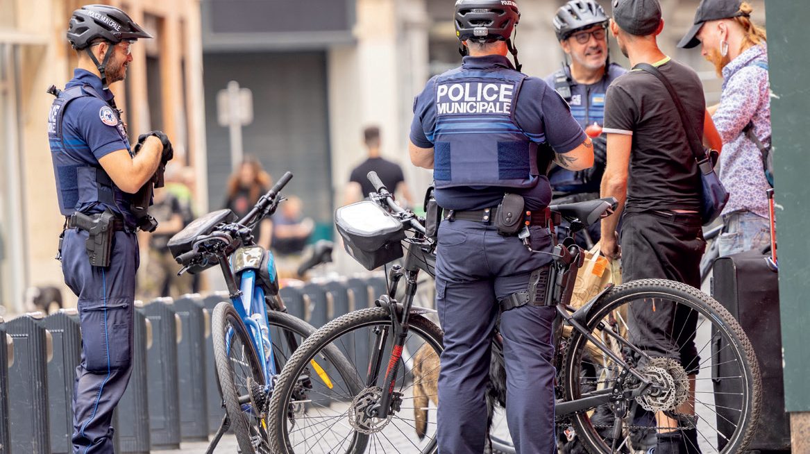 Course-poursuite surréaliste à Bordeaux : cinq hommes armés de couteaux pourchassent un individu muni d’une hache