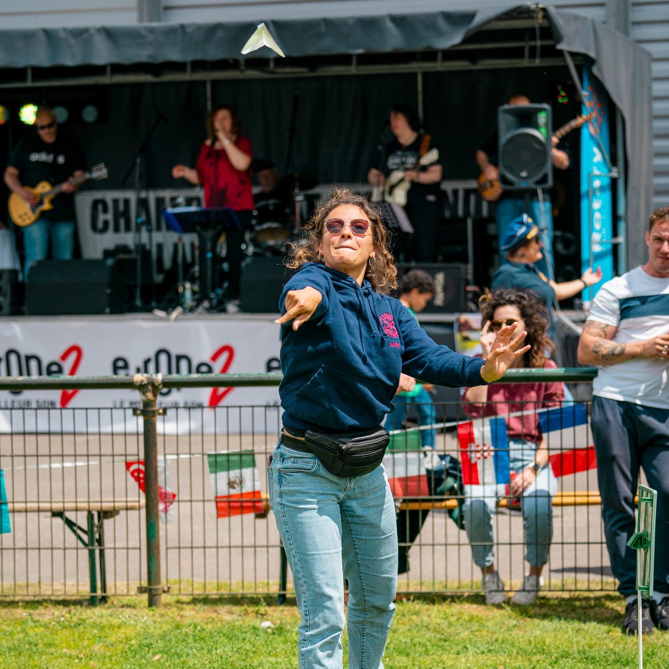 Mérignac : le championnat du monde de lancer d’avions en papier prend son envol