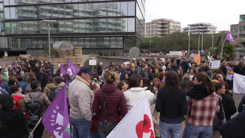À Bordeaux, mobilisation devant le Département contre les coupes dans l’action sociale