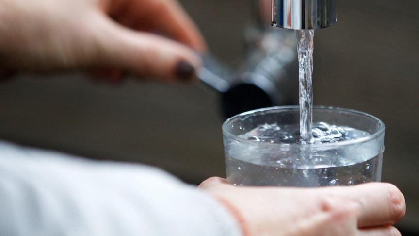 Bordeaux : une carafe à 480 000 euros pour promouvoir l’eau du robinet, la polémique enfle