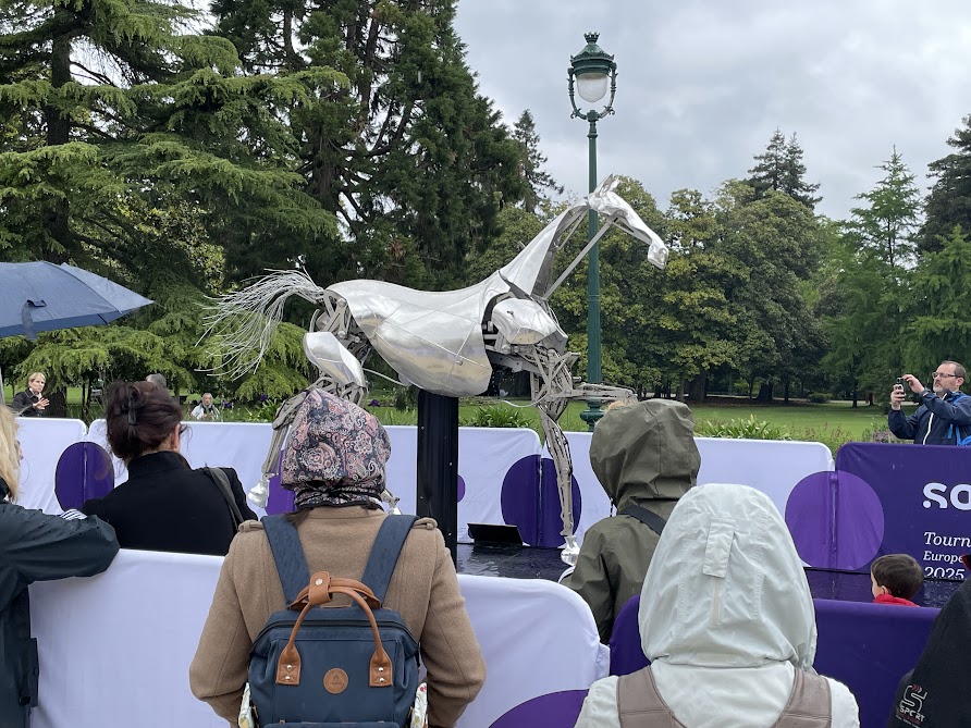 Zeus, le cheval mécanique des JO attire les foules à Bordeaux