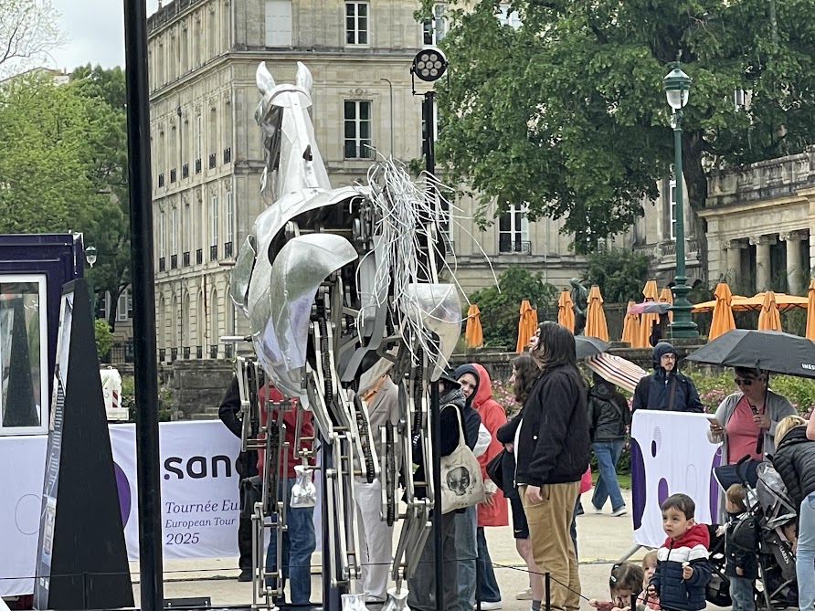 Zeus, le cheval mécanique des JO attire les foules à Bordeaux