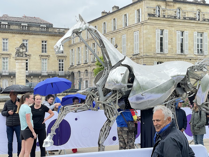 Zeus, le cheval mécanique des JO attire les foules à Bordeaux