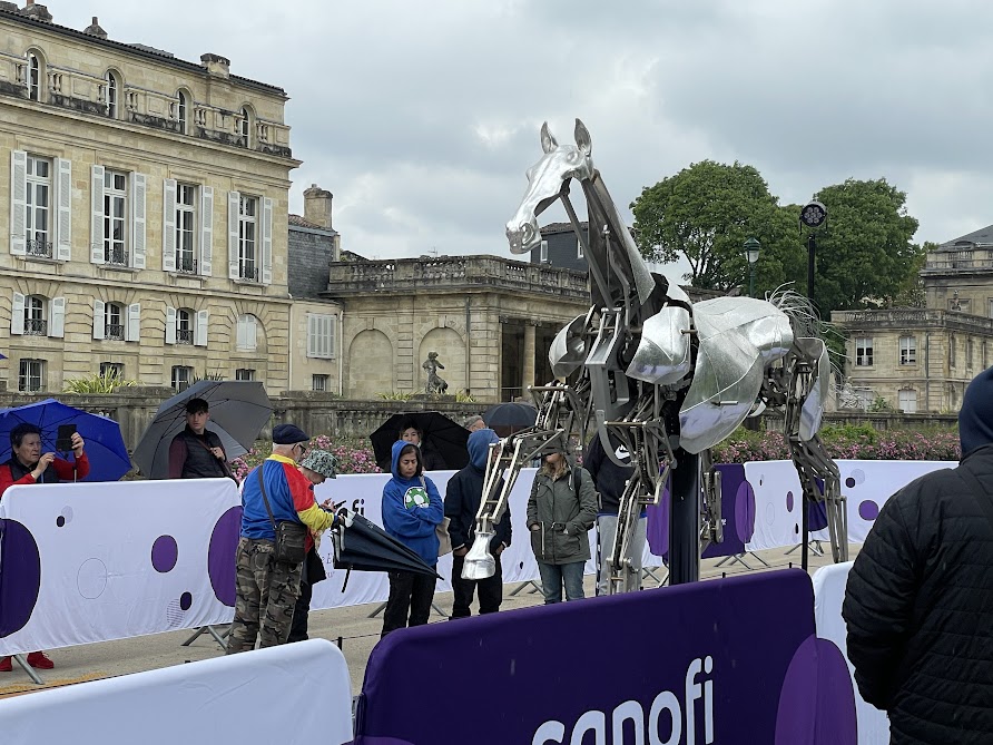 Zeus, le cheval mécanique des JO attire les foules à Bordeaux
