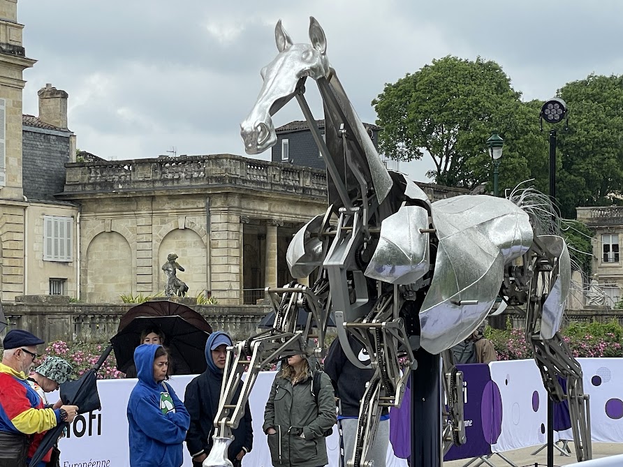 Zeus, le cheval mécanique des JO attire les foules à Bordeaux