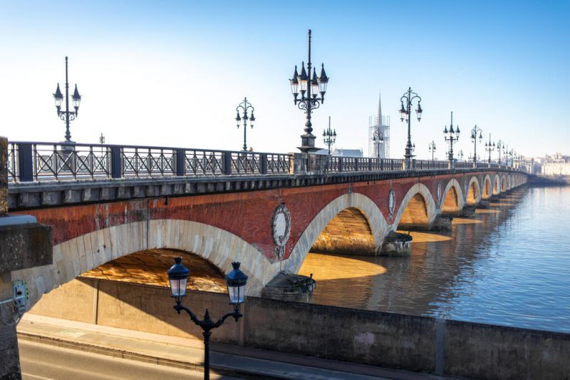 Pont de pierre : premiers détours pour les bus, le trafic s’ajuste