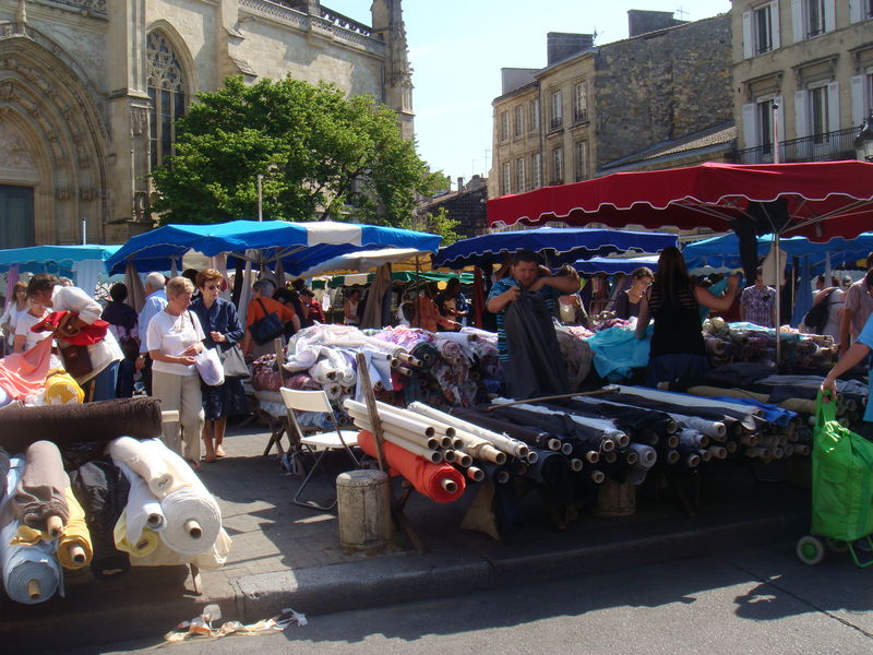 Travaux du pont de pierre : les commerçants réclament des compensations, sans tram le marché des Salinières perd ses clients