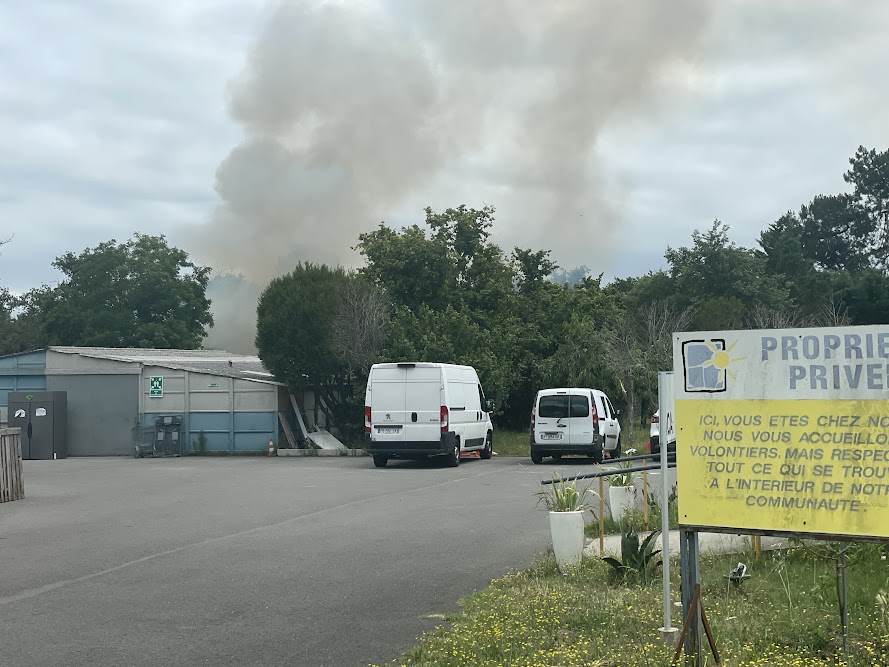 Incendie en cours derrière la gare de Parempuyre : un cabanon en flammes, la boutique Emmaüs fermée ce jeudi