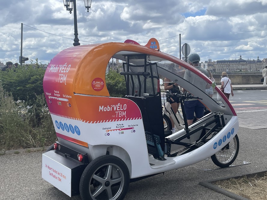 Travaux à Bordeaux : le Mobi’Vélo facilite la traversée du Pont de Pierre