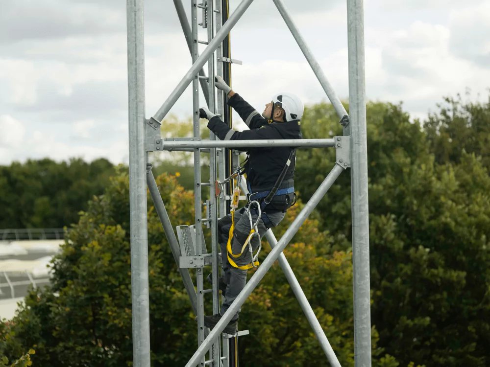 Déficit de couverture mobile à Pessac : Bouygues relance une antenne controversée proche du Château Haut-Brana