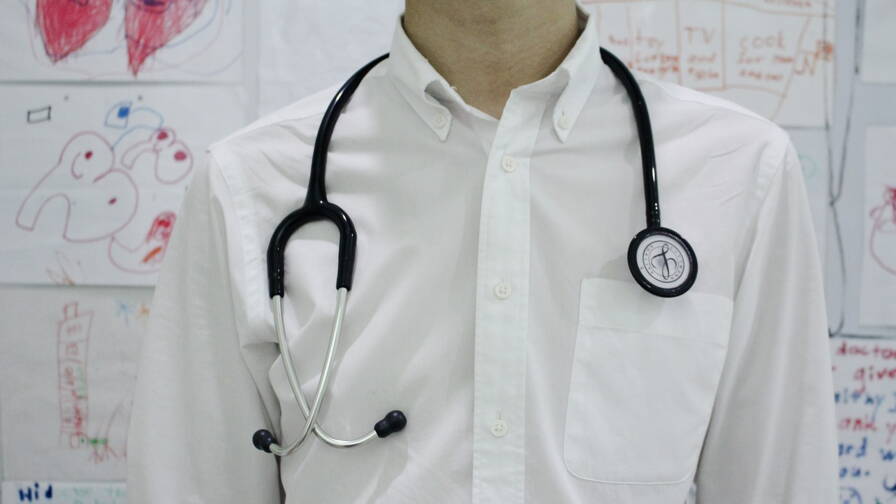 ex-médecin bordelais et radié : il est poursuivi pour avoir prescrit ses propres traitements