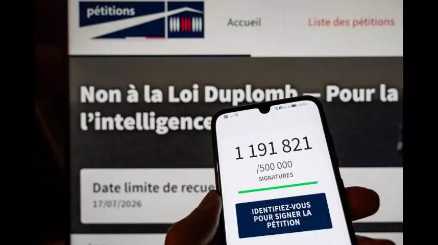 la loi Duplomb : deux millions de signatures contre un texte voté, l’exécutif sous pression