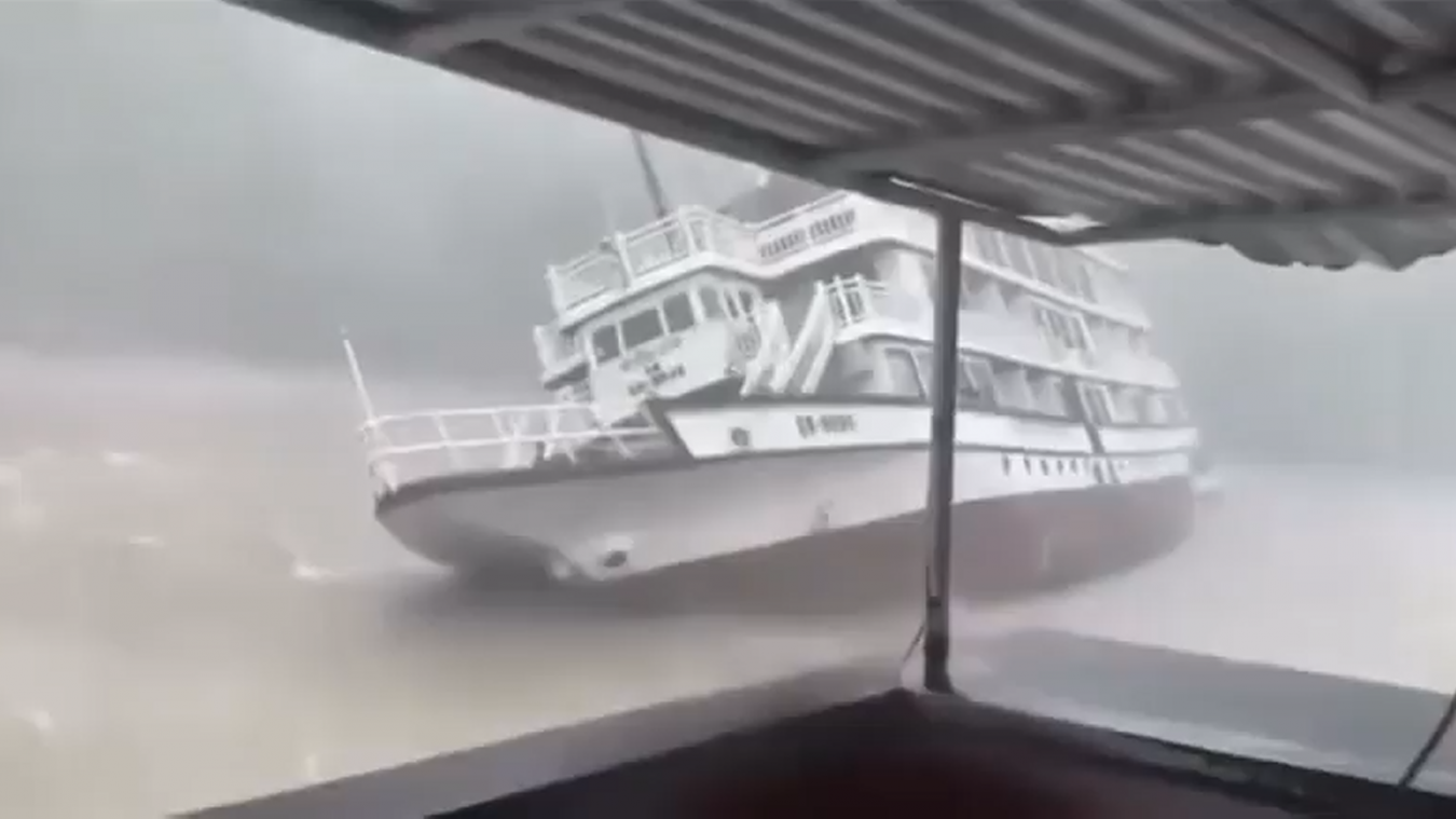 Catastrophe dans la baie d’Halong : un bateau chavire avec 53 personnes à bord, des enfants parmi les victimes