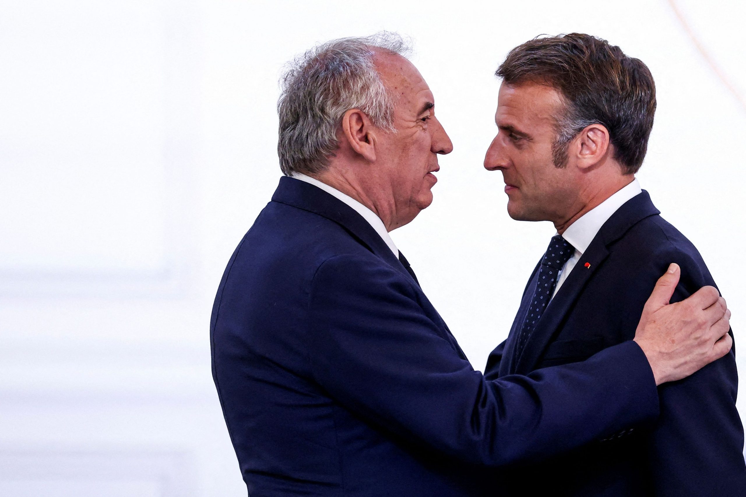 Macron et Bayrou au plus bas dans l’opinion, l’exécutif en pleine dégringolade