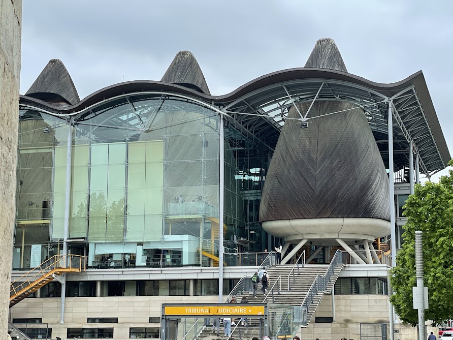 Bordeaux : elle sort dans la rue avec une hache après une rupture