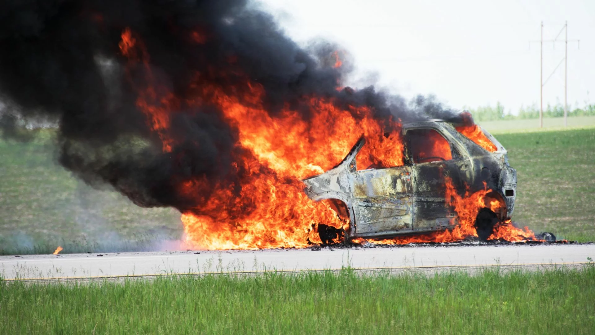 Incendies routiers : à quand l’extincteur obligatoire à bord ? La réglementation française remise en question