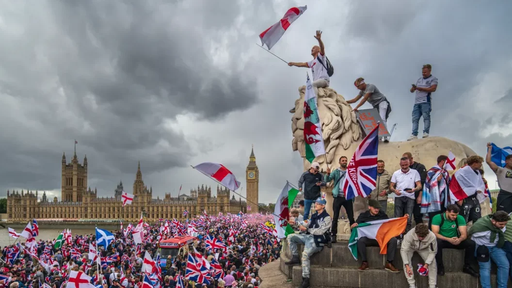 Tommy Robinson réunit 110 000 personnes à Londres lors d’un rassemblement controversé